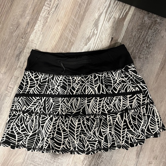 Black and white tropical leaf print Lululemon tennis skirt. - Picture 2 of 3
